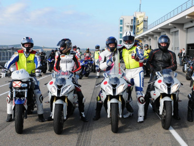 20110913161600_Freies_Fahren_Sachsenring_29-und-30_Aug_11-296.400x300-crop.jpg